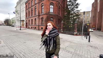 Pubbliku pickup: tfajla sabiħa tiġbor għal iPhone u tiġbor fil-pussy tagħha. CleoModel